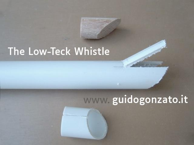 Une embouchure de flûte en PVC en pièces détachées : un bouchon en bois, un tube un peu découpé et le petit morceau de tube qui recouvrira le début de l'embouchure.